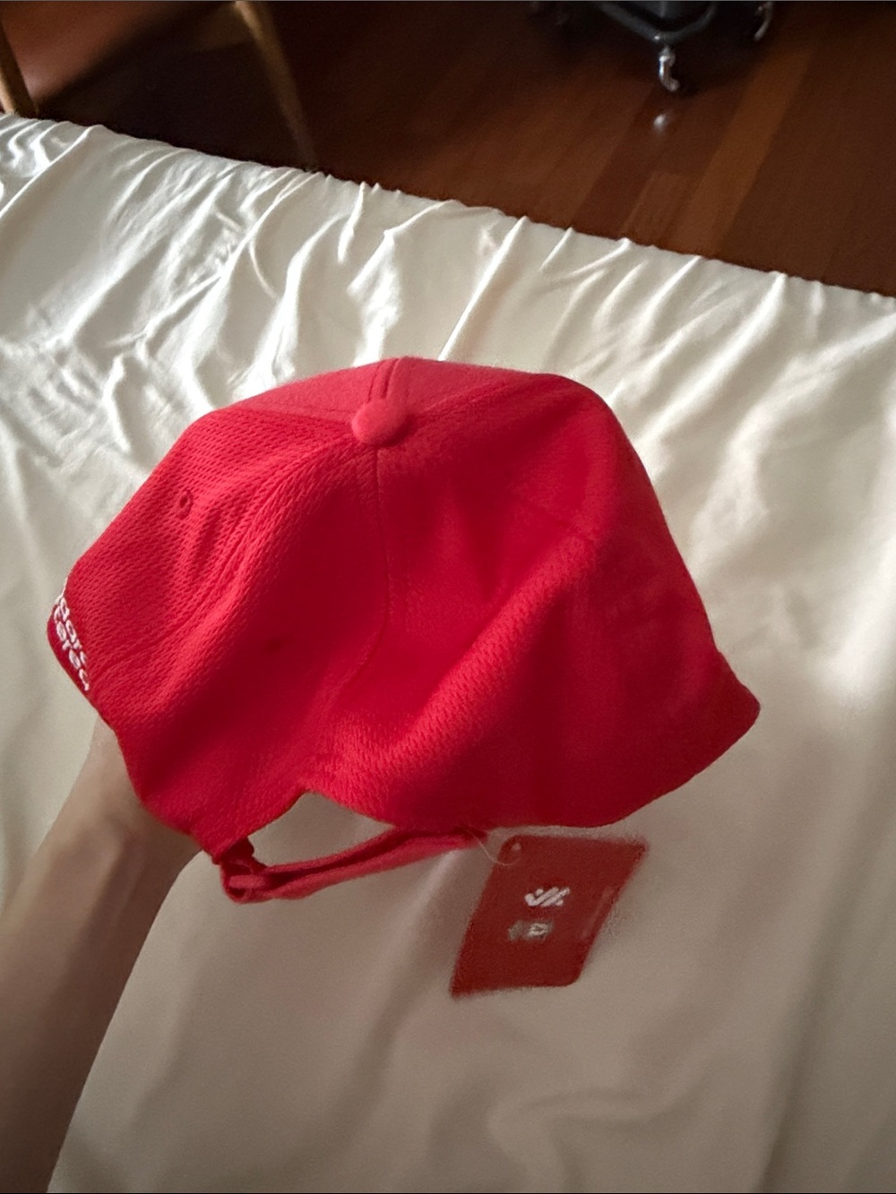 New Era Red Liverpool FC Cap with White Crest Tag - Picture 5 of 5